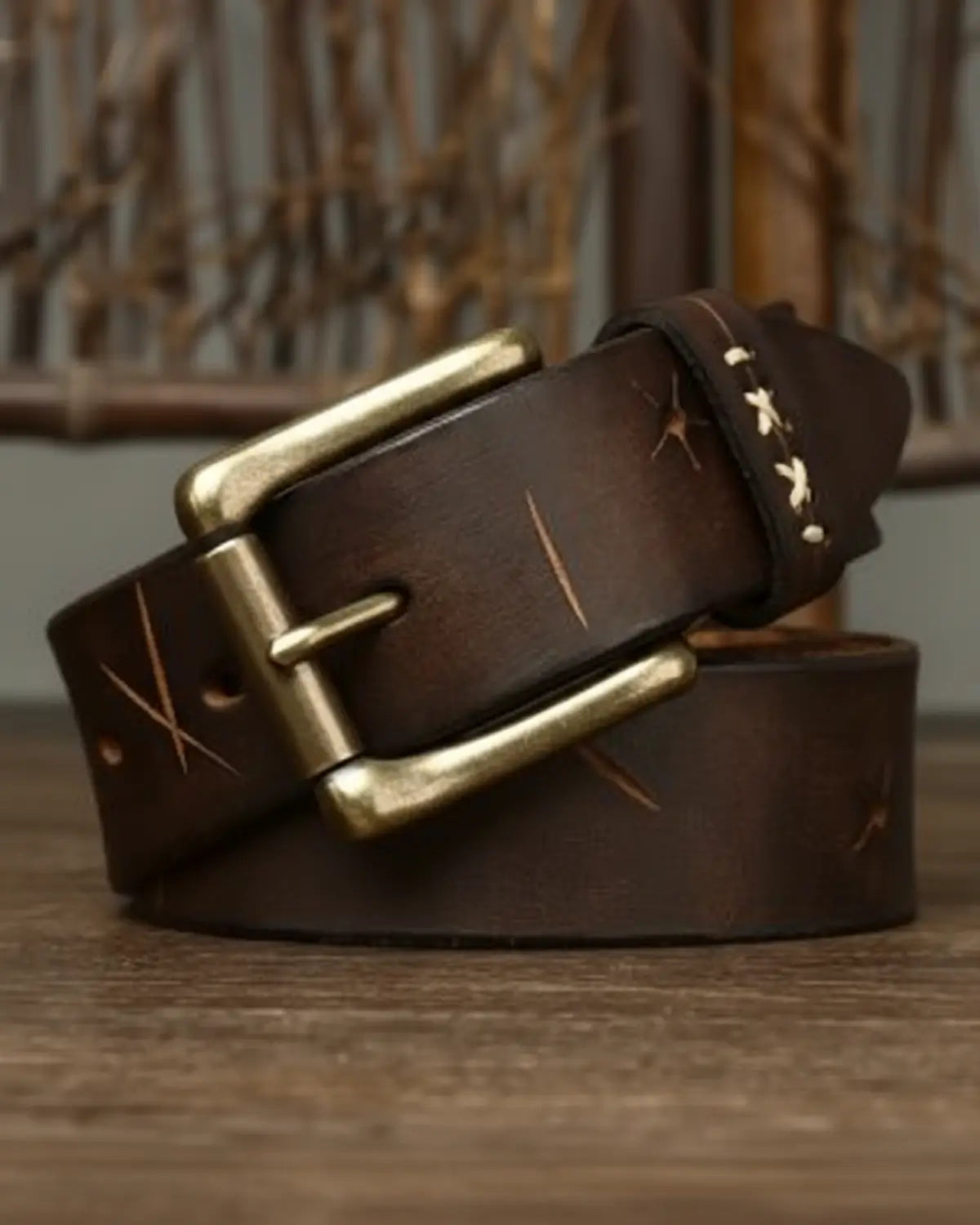 Cinto de couro Mercer Brown masculino artesanal fivela dourada detalhe costura clássica