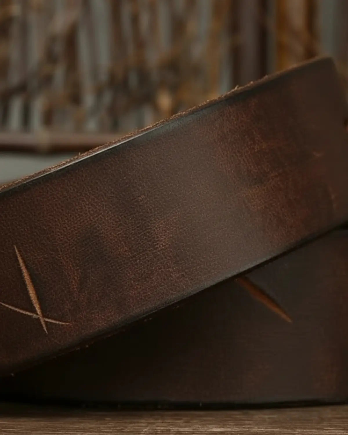 Close-up couro legítimo cinto masculino Mercer Brown textura premium costura artesanal