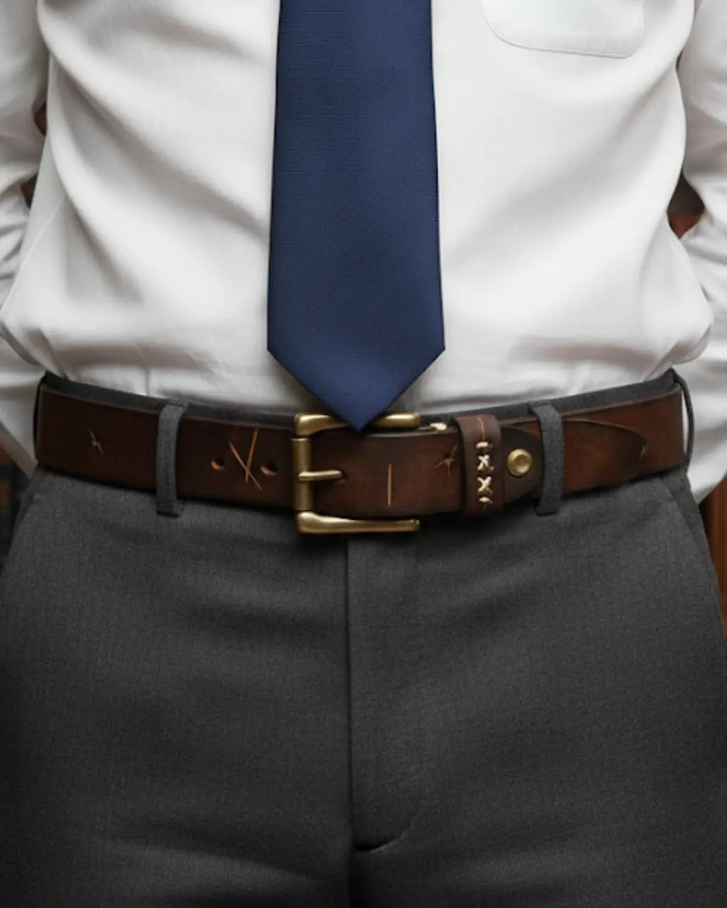 Cinto masculino couro legítimo Mercer Brown estilo clássico costura artesanal tradição e sofisticação