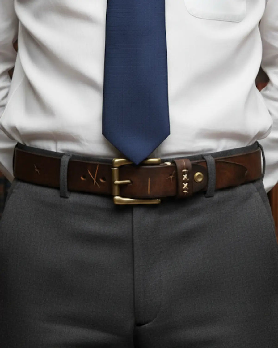 Cinto masculino couro legítimo Mercer Brown estilo clássico costura artesanal tradição e sofisticação