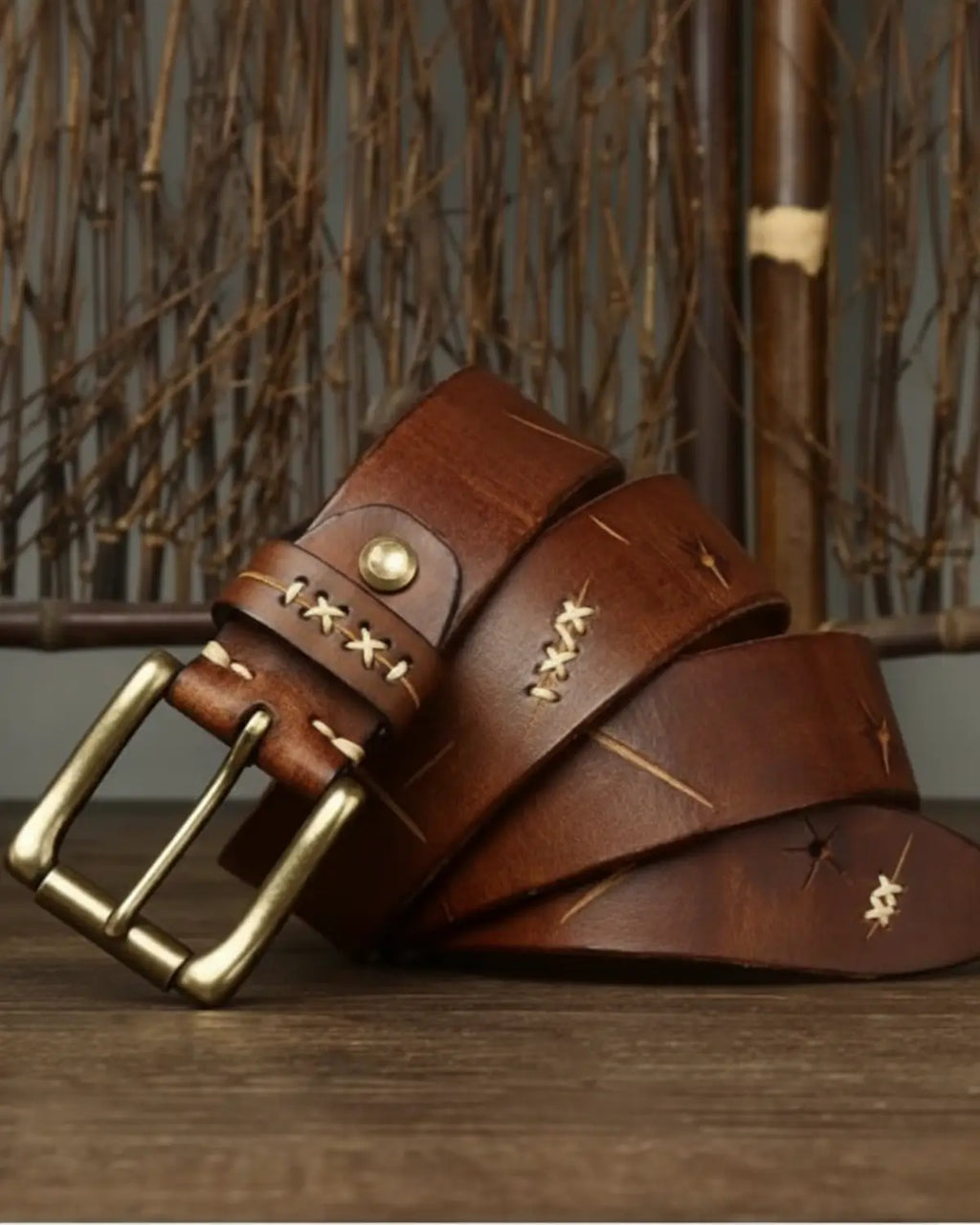 Cinto masculino Mercer Khaki enrolado, couro legítimo premium, detalhe costura artesanal, fivela de latão envelhecido, close produto clássico
