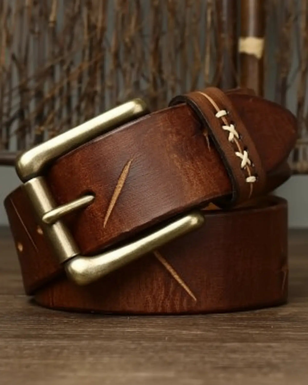 Cinto masculino Mercer Khaki enrolado, couro legítimo premium, textura natural, costura artesanal e fivela clássica