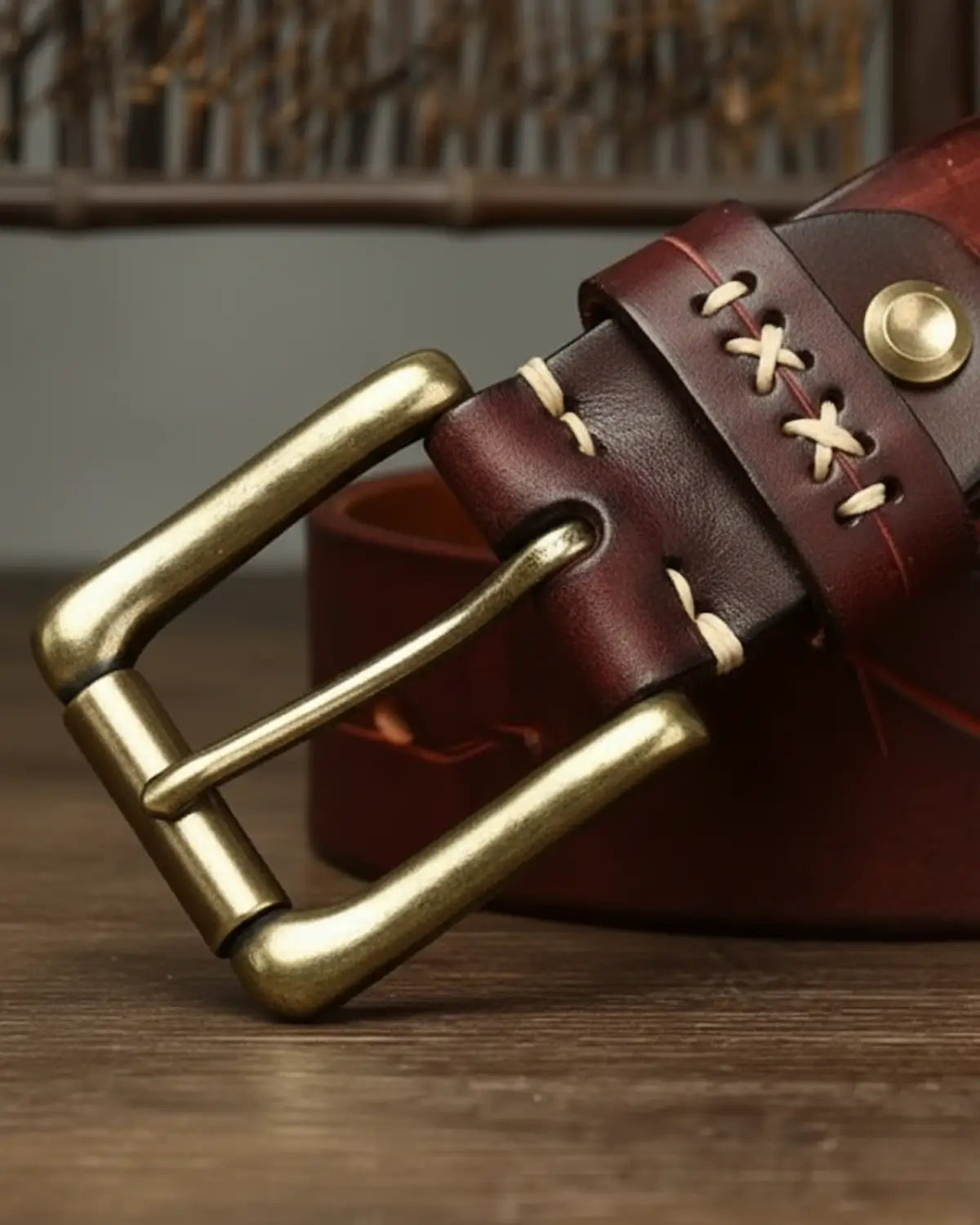 close fivela latão envelhecido cinto masculino couro legítimo vermelho Mercer Reddish, detalhe costura artesanal acabamento premium