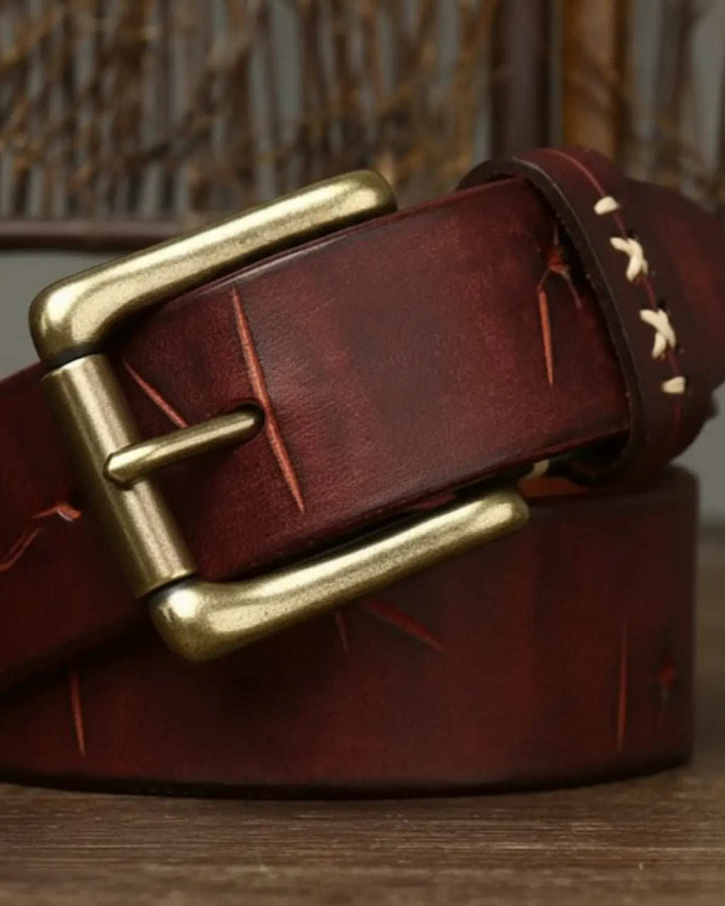 detalhe fivela cinto Mercer Reddish couro legítimo vermelho escuro, costura artesanal clara acabamento tradicional