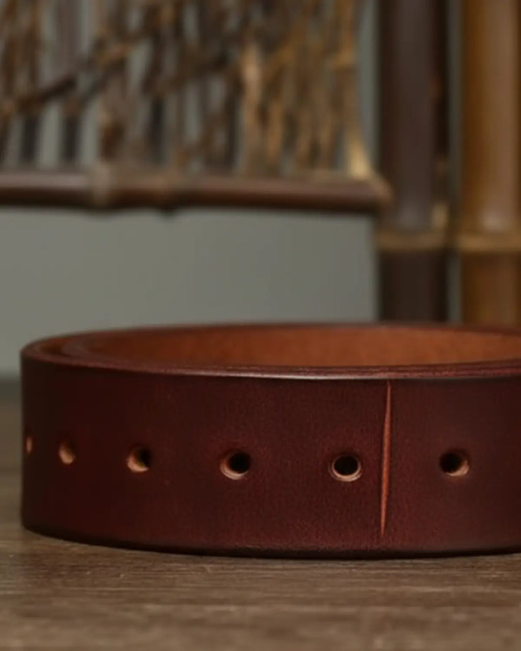 detalhe lateral cinto masculino Mercer Reddish couro legítimo vermelho, perfurações ajustáveis acabamento clássico artesanal