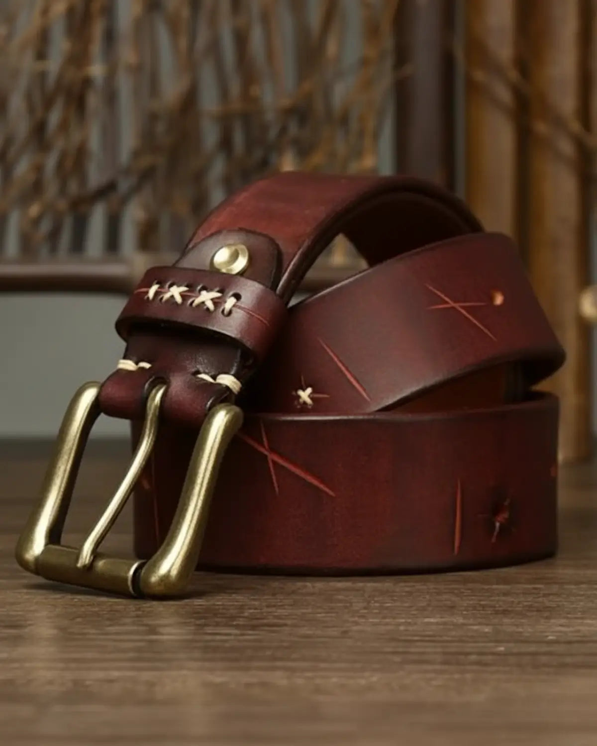 cinto masculino Mercer Reddish couro legítimo enrolado mesa de madeira, fivela latão envelhecido, look tradicional elegante