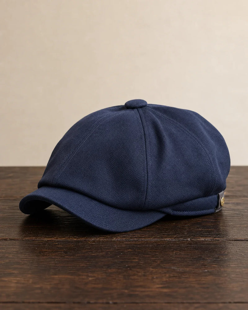 Boina Italiana Masculina Poliéster Azul Marinho – Elegância Atemporal Cappel em foto hero sobre mesa de madeira escura