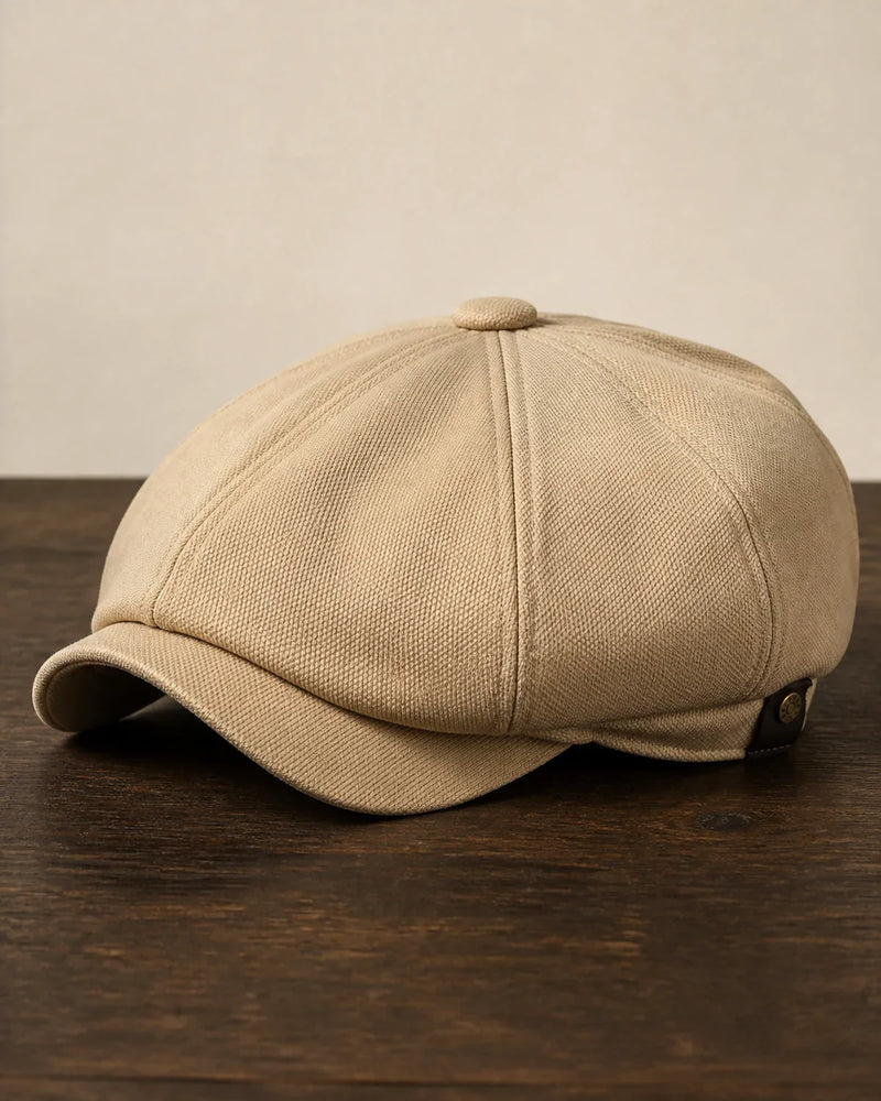 Boina Italiana Masculina Poliéster Bege – Casual Premium Cappel em foto hero sobre mesa de madeira escura