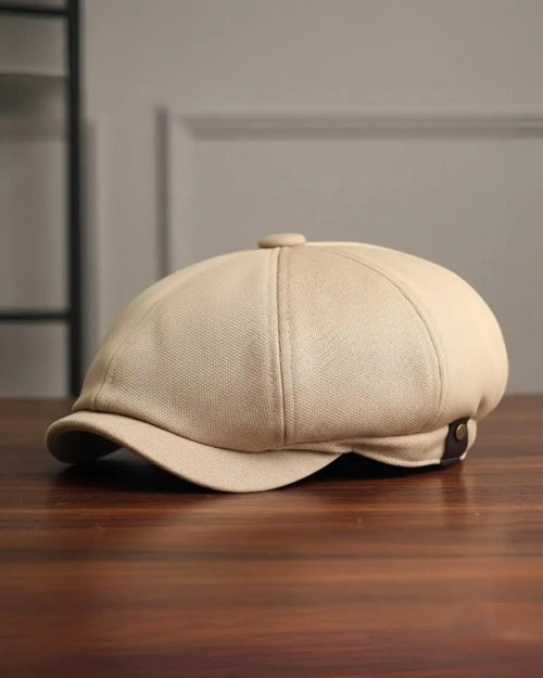 Boina italiana masculina bege em poliéster sobre mesa de madeira, estilo casual premium, acessório perfeito para dias quentes