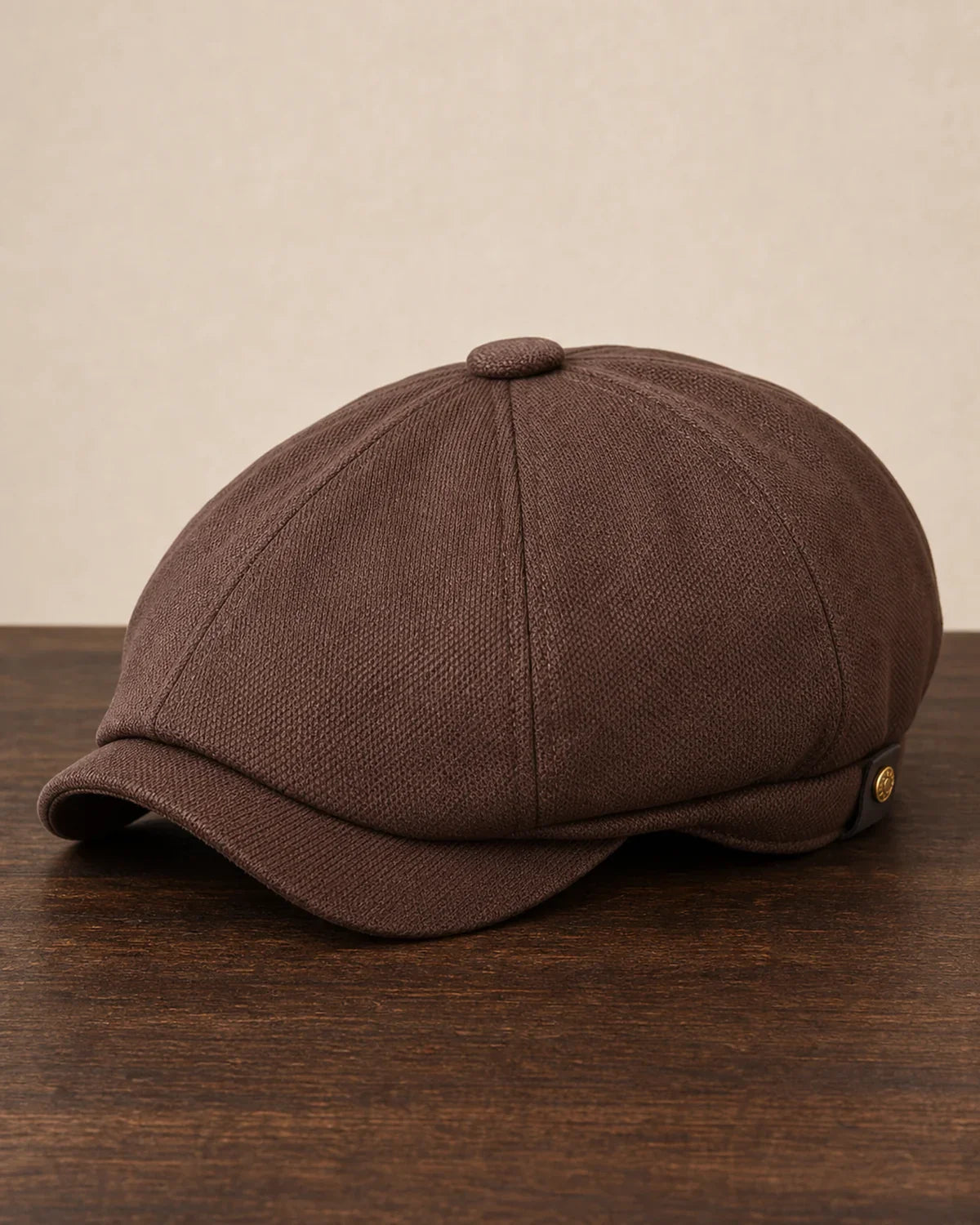 Boina Italiana Masculina Poliéster Marrom – Clássica & Atemporal Cappel em foto hero sobre mesa de madeira escura