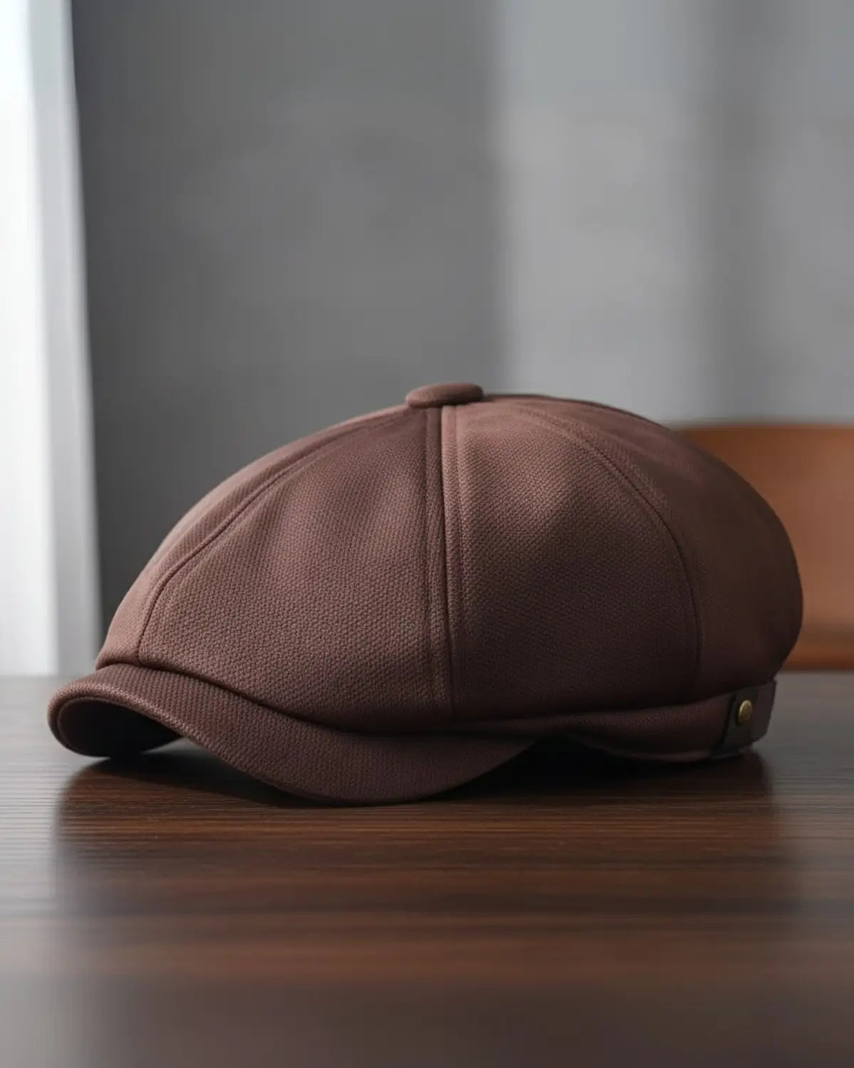 Boina italiana masculina marrom em poliéster sobre mesa de madeira escura, textura realista, estilo clássico premium para todas as estações