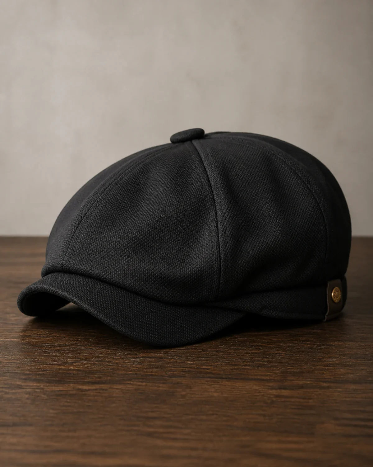 Boina Italiana Masculina Poliéster Preta – Moderna, Clássica & Versátil Cappel em foto hero sobre mesa de madeira escura