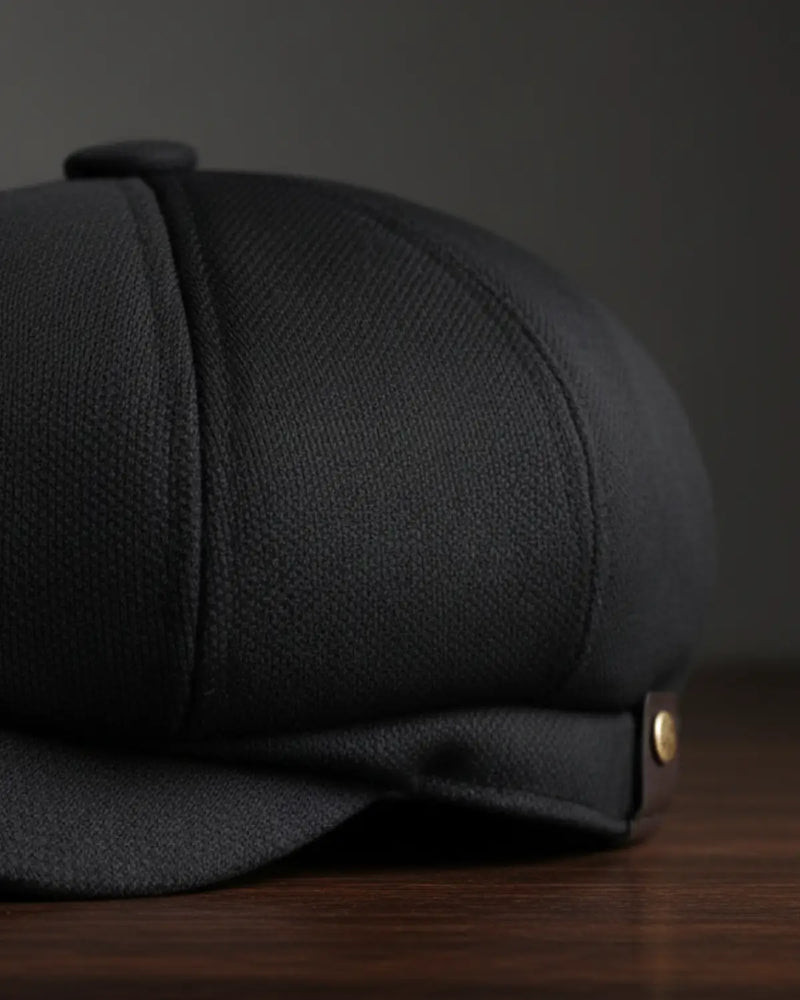 Detalhe sofisticado da boina italiana masculina preta em poliéster premium, textura elegante, costura reforçada, acessório clássico e moderno