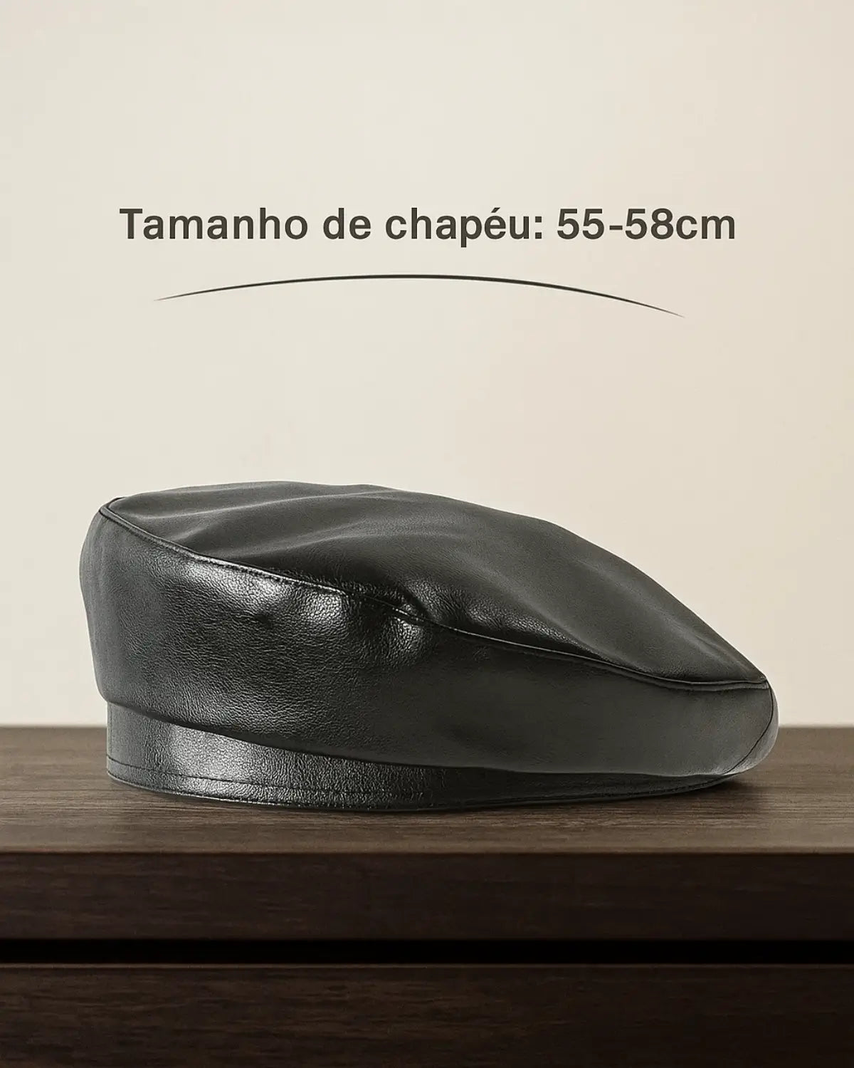 Boina masculina francesa em couro preto sobre mesa de madeira, com indicação de tamanho 55-58 cm