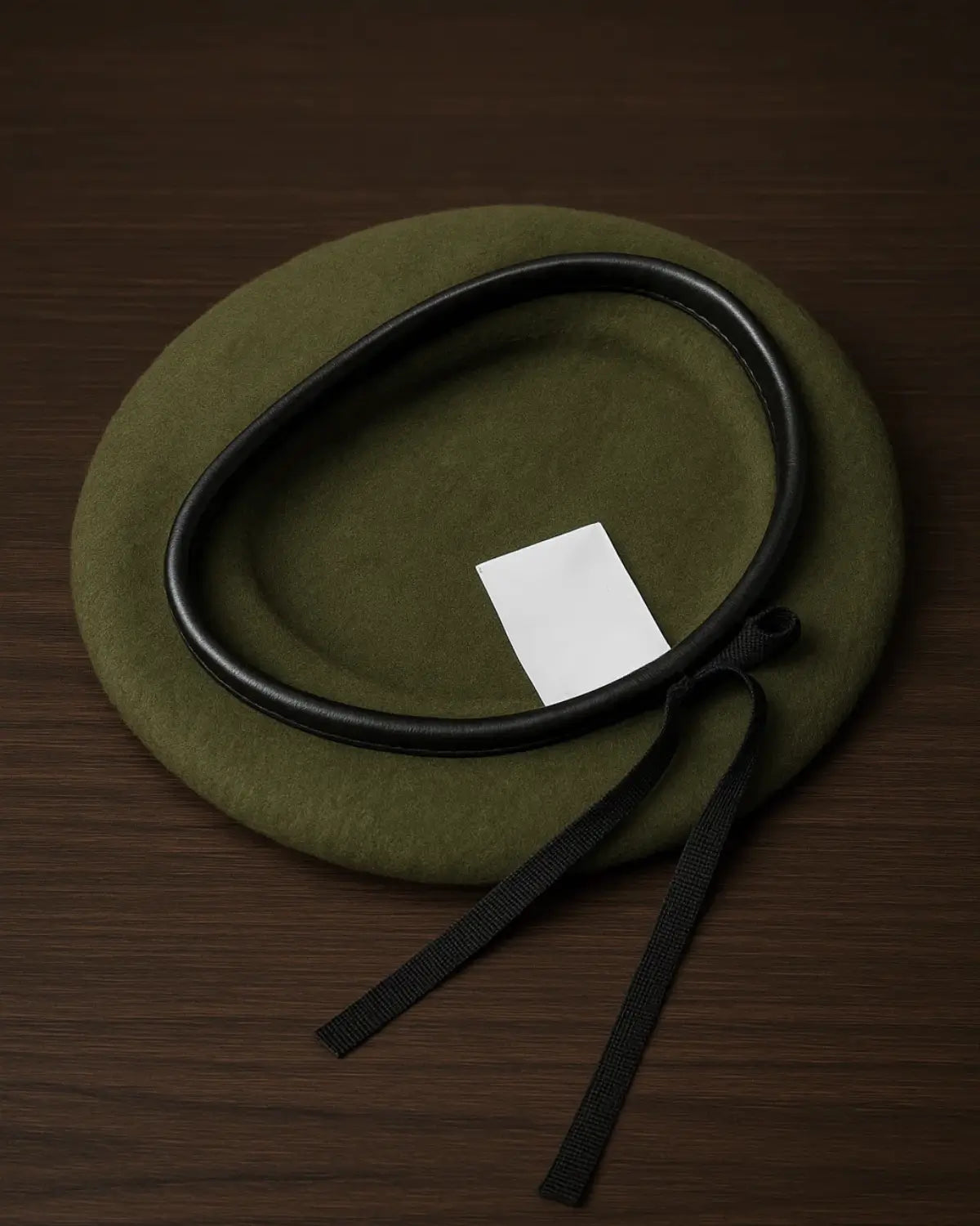 Vista interna da Boina Masculina Francesa de Lã Ajustável Military Green mostrando acabamento e fita de ajuste