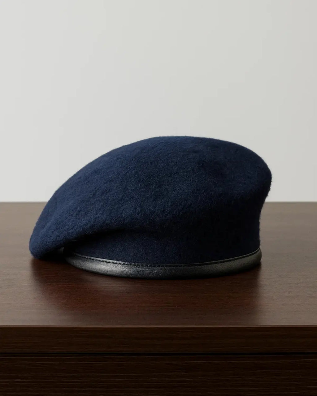 Boina Masculina Francesa de Lã Ajustável cor Navy Blue sobre mesa de madeira – detalhe da textura e acabamento premium.