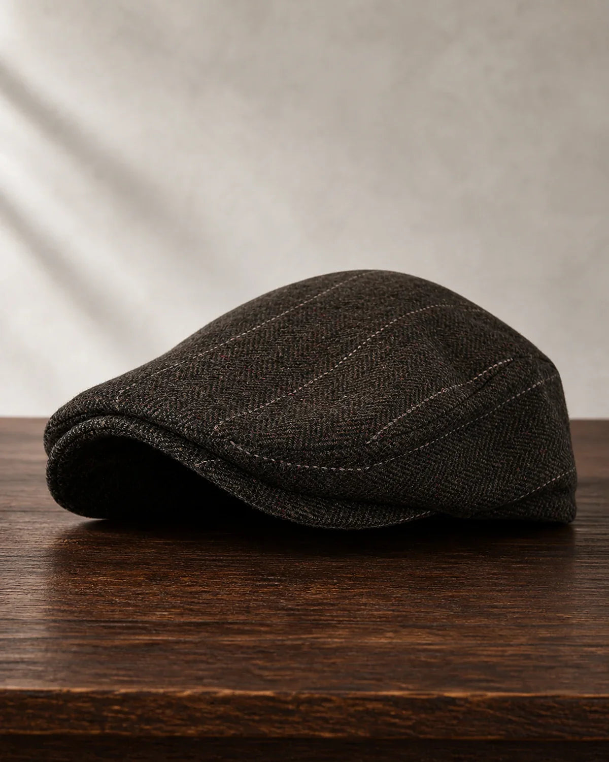 Boina Masculina Inglesa Algodão Brown Cappel em foto hero sobre mesa de madeira escura