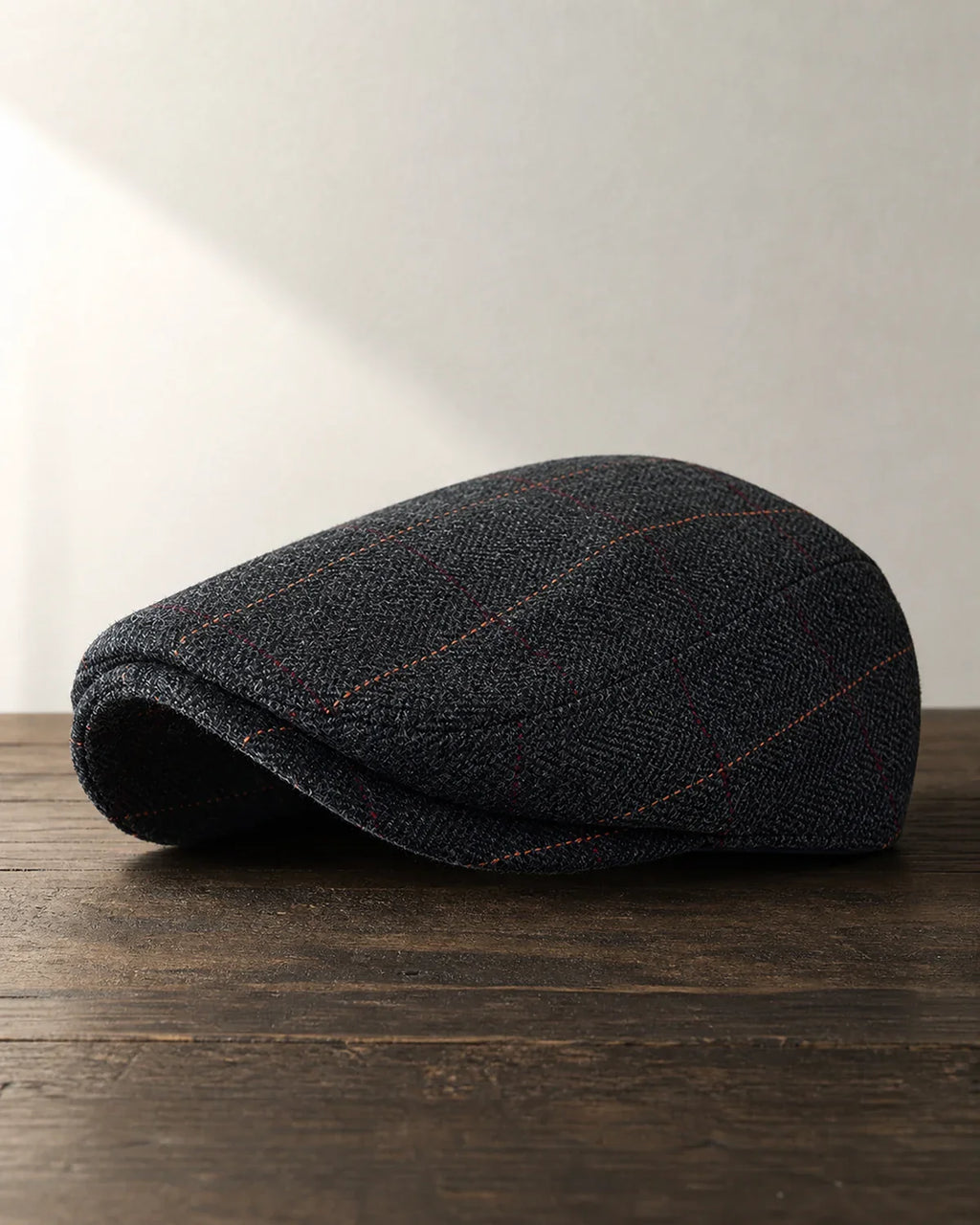 Boina Masculina Inglesa Algodão Dark Grey Cappel em foto hero sobre mesa de madeira escura