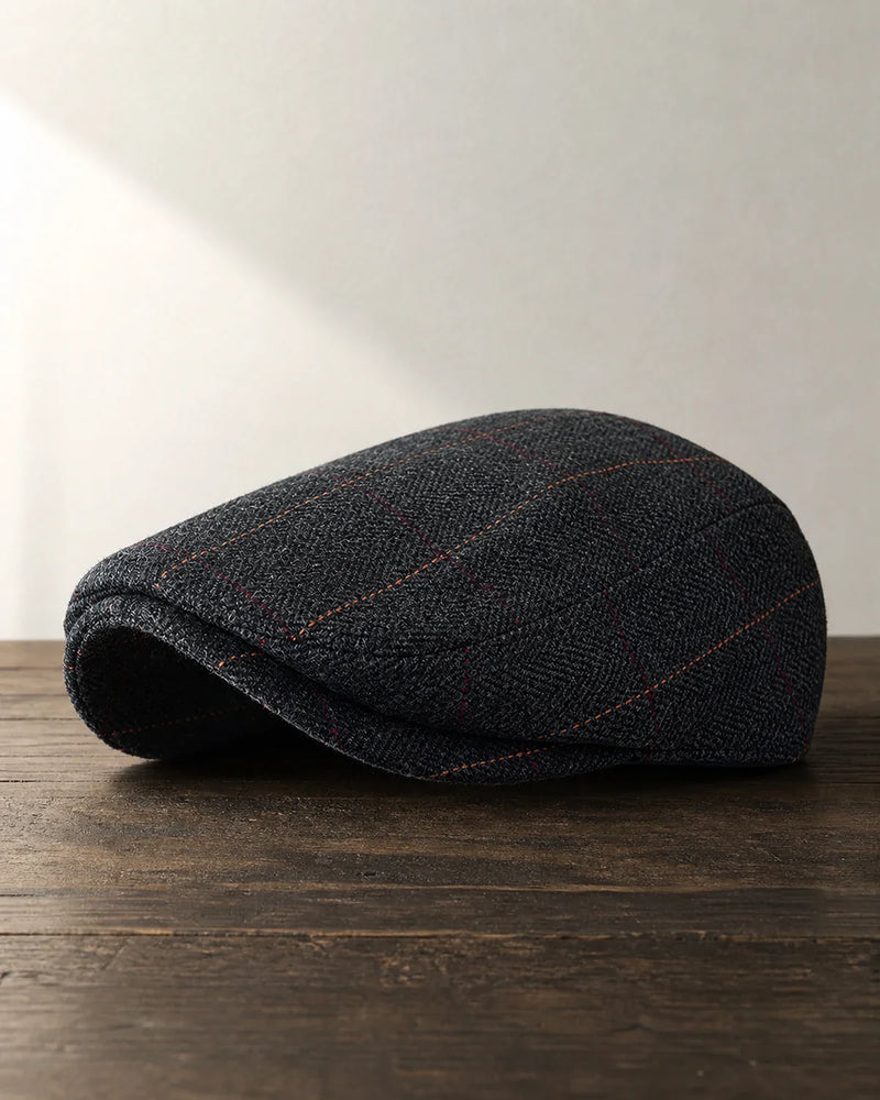 Boina Masculina Inglesa Algodão Dark Grey Cappel em foto hero sobre mesa de madeira escura