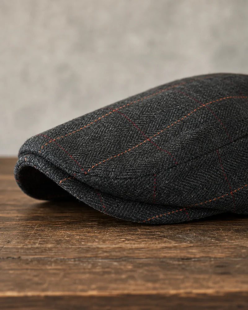 Boina Masculina Inglesa Algodão Dark Grey Cappel detalhe da aba e acabamento estilo inglês