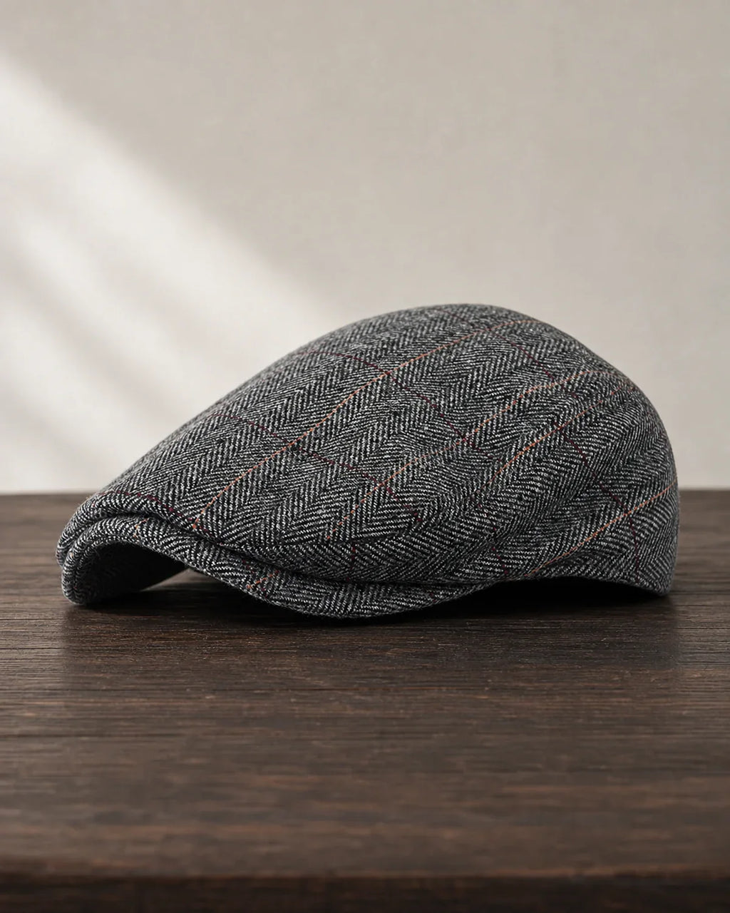 Boina Masculina Inglesa Algodão Grey sobre mesa de madeira escura Cappel