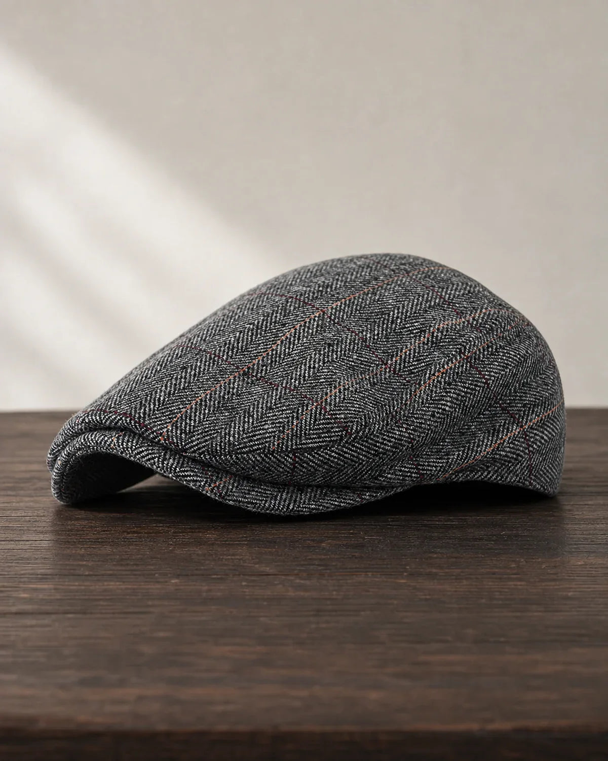 Boina Masculina Inglesa Algodão Grey sobre mesa de madeira escura Cappel