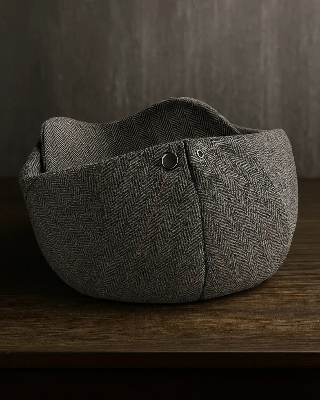 Vista traseira da boina inglesa masculina cinza de algodão, mostrando o encaixe perfeito e padrão em espinha de peixe.