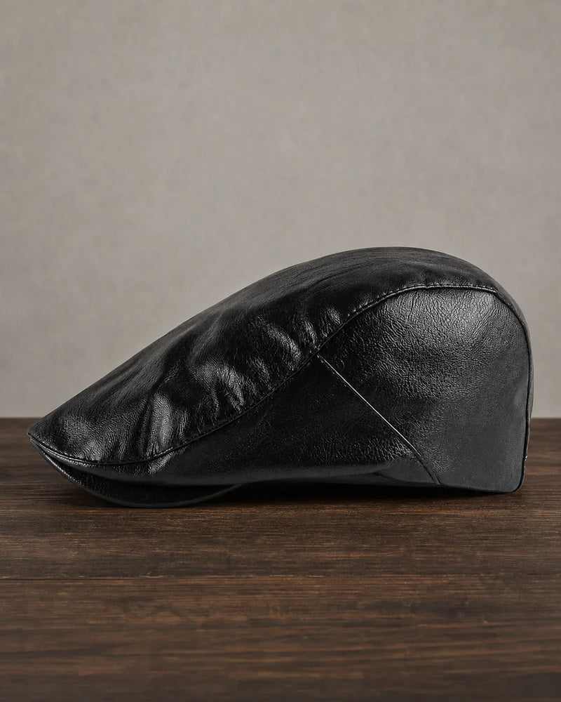 Boina Masculina Inglesa Couro Black Cappel em foto principal sobre mesa de madeira escura