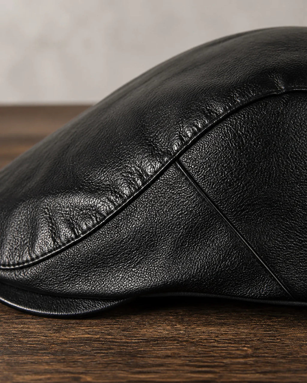 Boina Masculina Inglesa Couro Black Cappel detalhe da textura em couro sintético preto e costura
