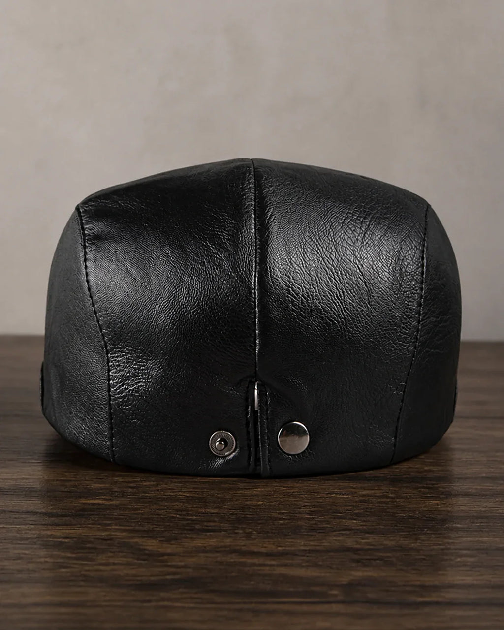 Boina Masculina Inglesa Couro Black Cappel detalhe traseiro com botões de ajuste