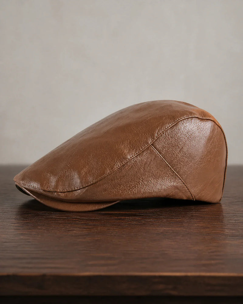 Boina Masculina Inglesa Couro Brown Cappel em foto principal sobre mesa de madeira escura
