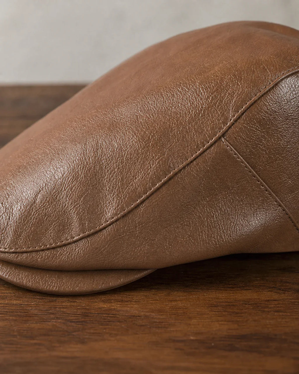 Boina Masculina Inglesa Couro Brown Cappel detalhe da textura em couro sintético marrom e costura