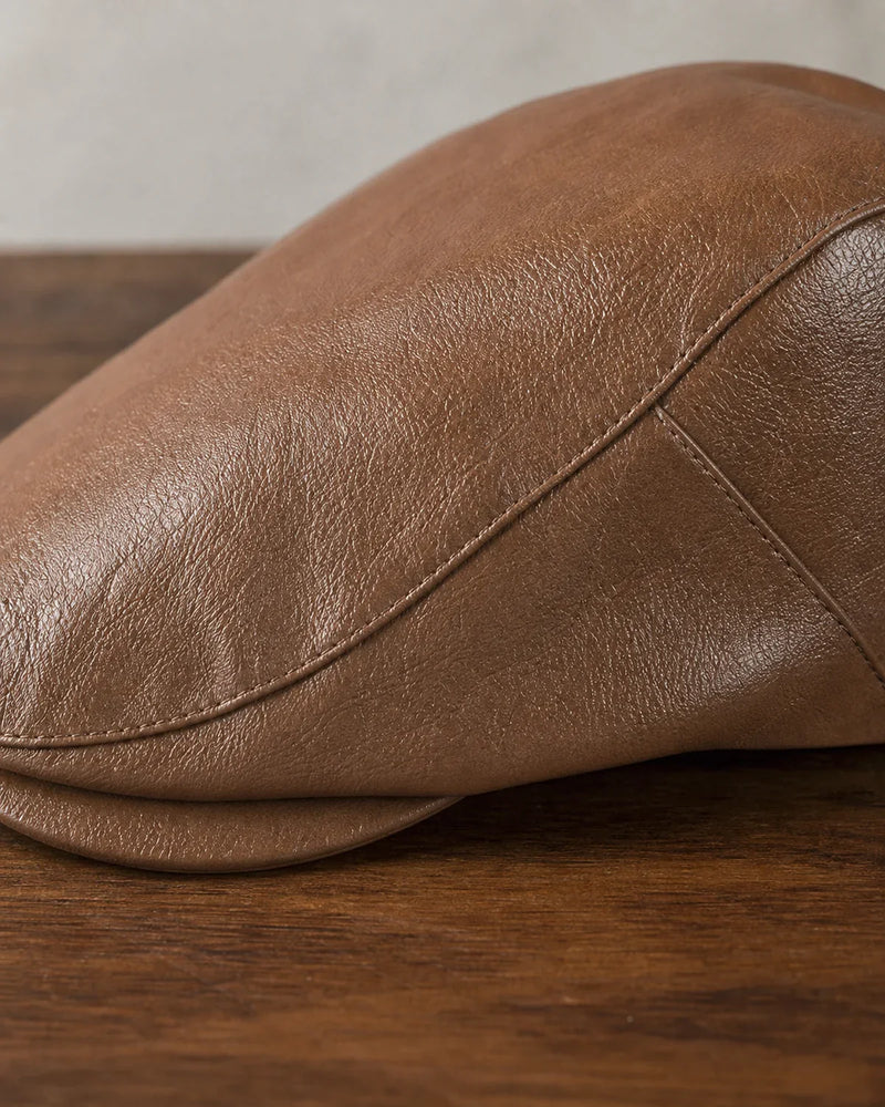 Boina Masculina Inglesa Couro Brown Cappel detalhe da textura em couro sintético marrom e costura