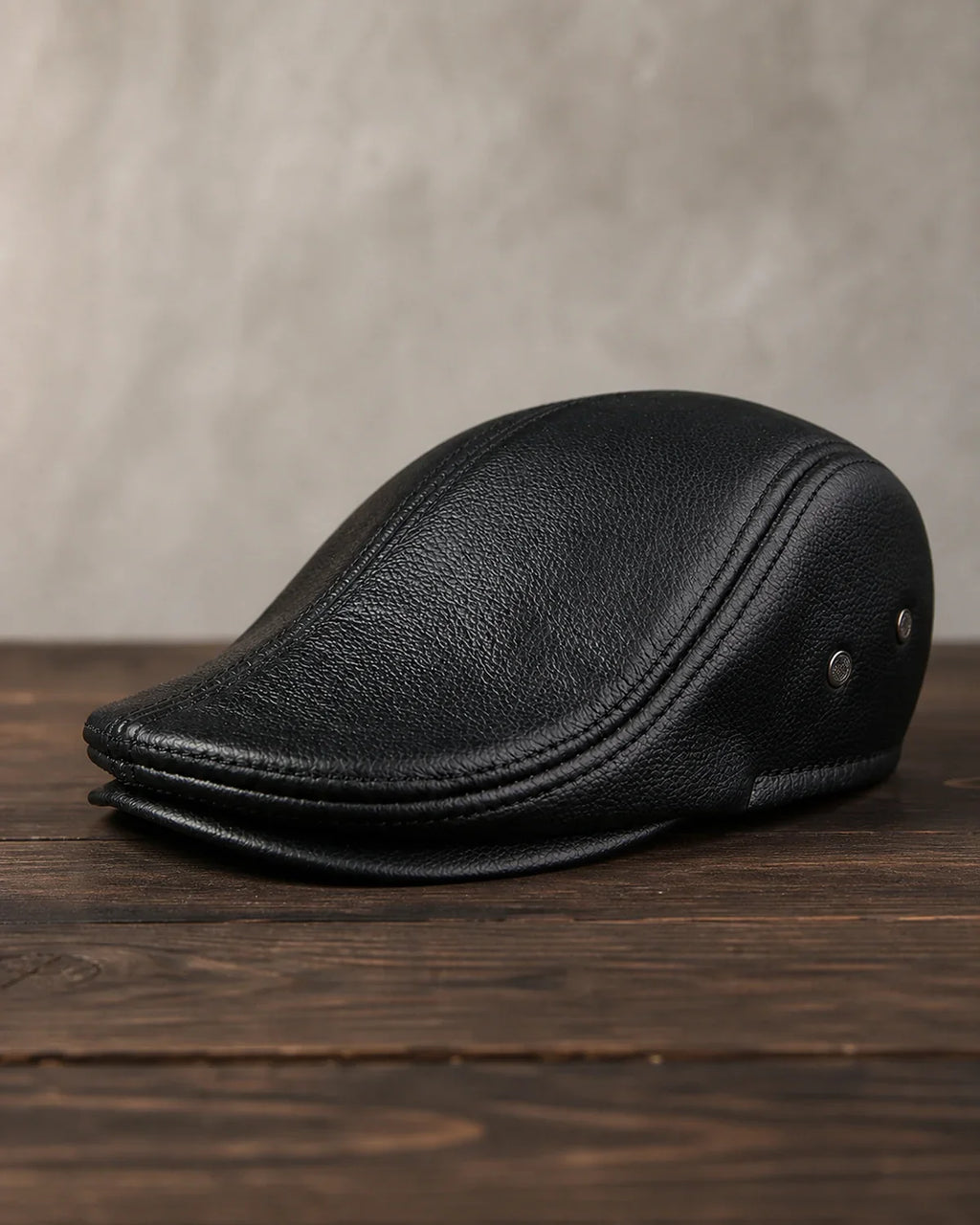 Boina Masculina Inglesa de Couro Dorian Black sobre mesa de madeira escura Cappel