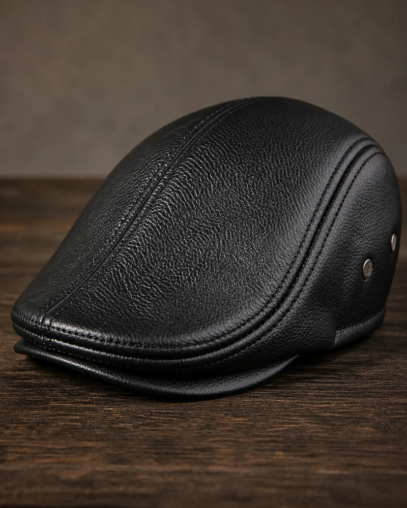 Detalhe do couro legítimo e costura da Boina Masculina Inglesa de Couro Dorian Black