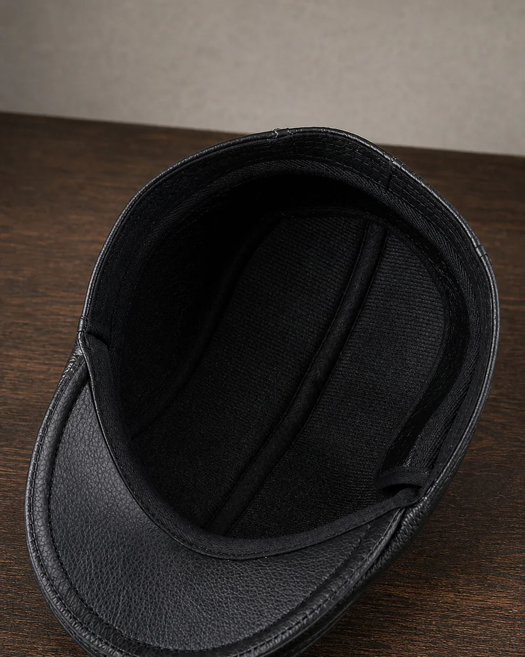 Detalhe interno e forro da Boina Masculina Inglesa de Couro Dorian Black