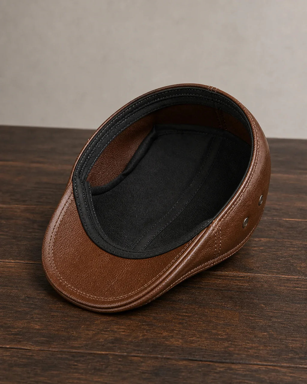 Detalhe interno e forro da Boina Masculina Inglesa de Couro Dorian Brown