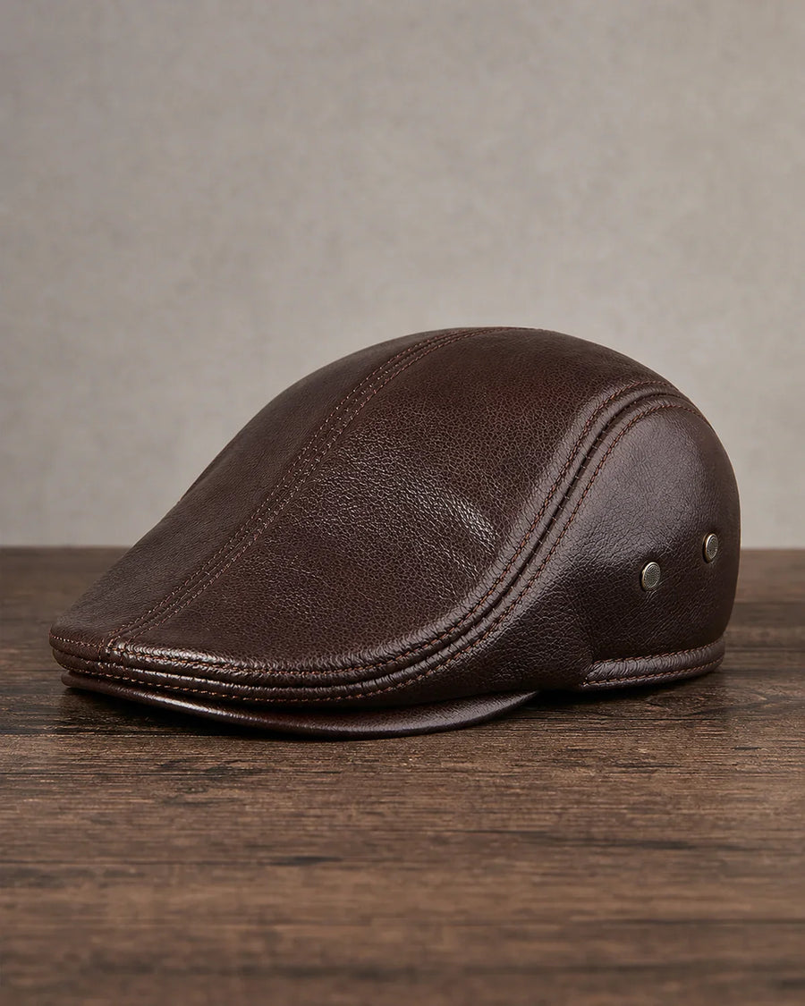 Boina Masculina Inglesa de Couro Dorian Coffee sobre mesa de madeira escura Cappel