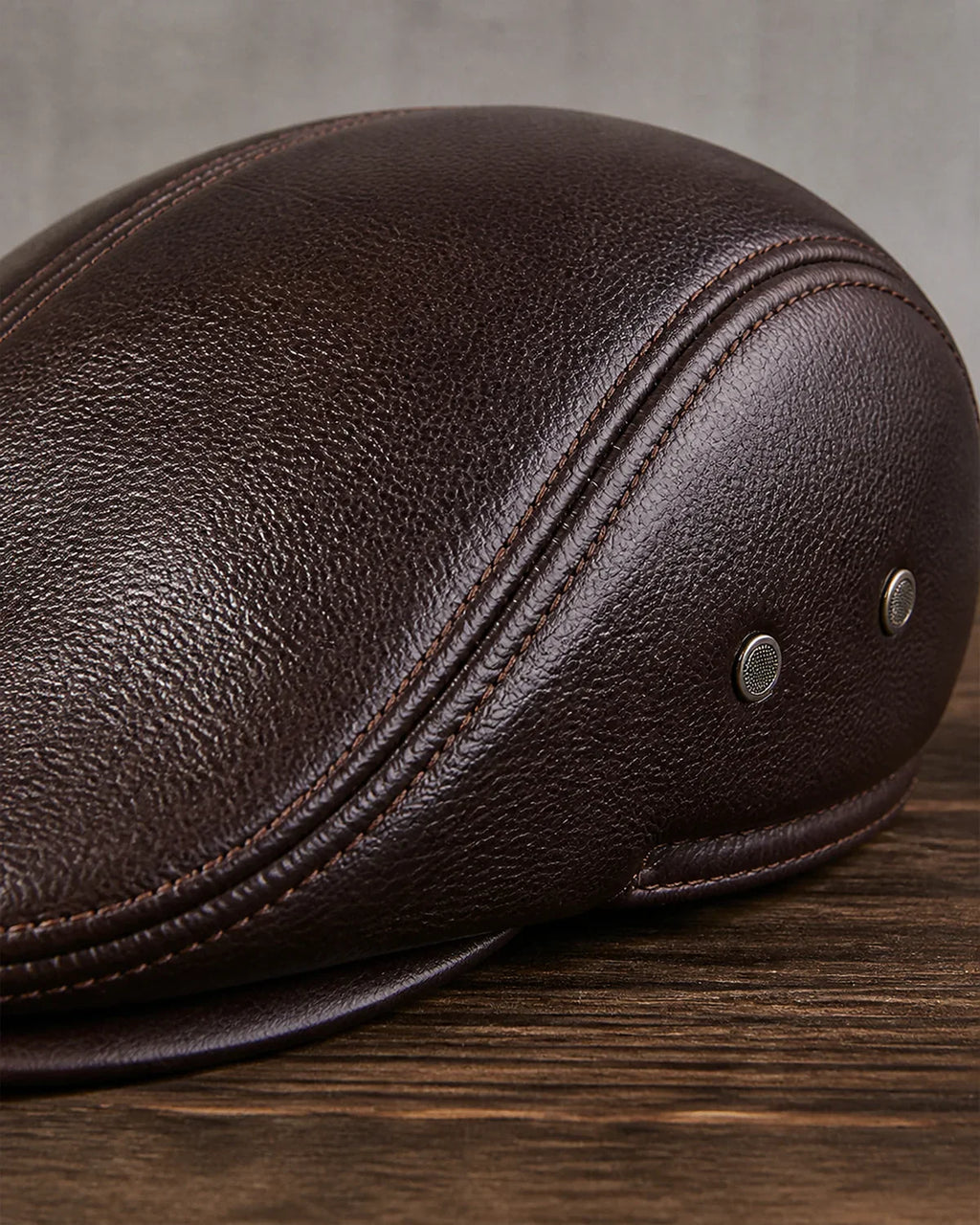 Detalhe do couro legítimo e costura da Boina Masculina Inglesa de Couro Dorian Coffee