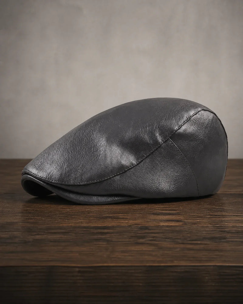 Boina Masculina Inglesa Couro Gray Cappel em foto principal sobre mesa de madeira escura