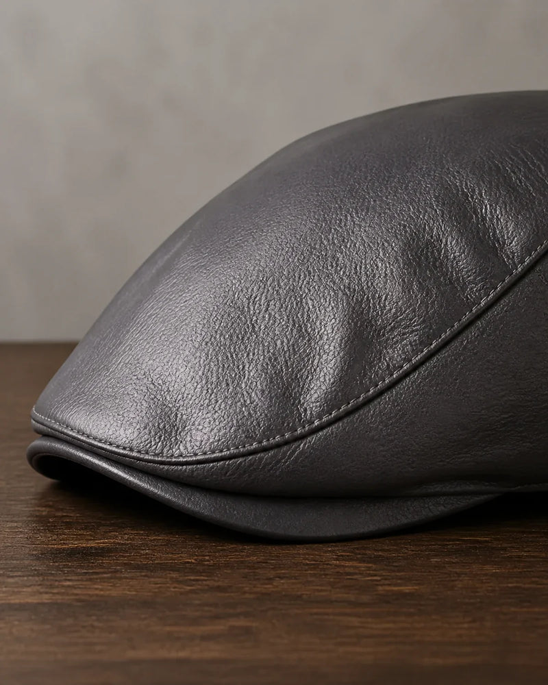 Boina Masculina Inglesa Couro Gray Cappel detalhe da textura em couro sintético cinza e costura