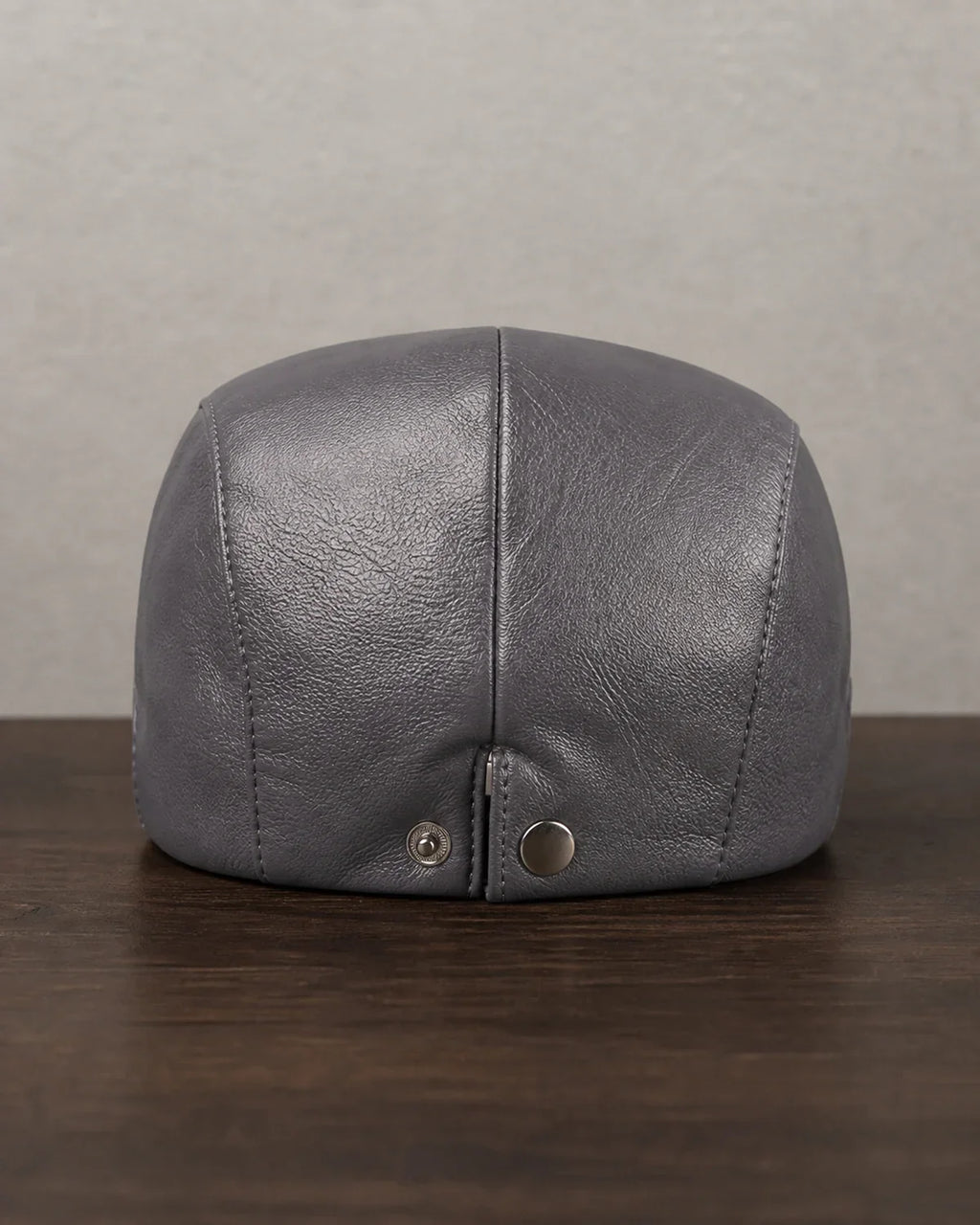 Boina Masculina Inglesa Couro Gray Cappel detalhe traseiro com botões de ajuste