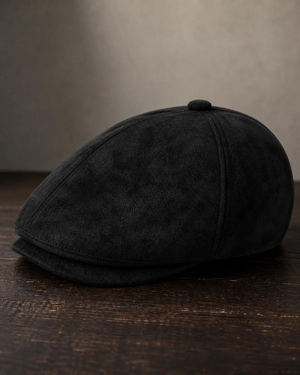 Detalhe da textura aveludada e costura da Boina Masculina Inglesa Couro Vegan Black