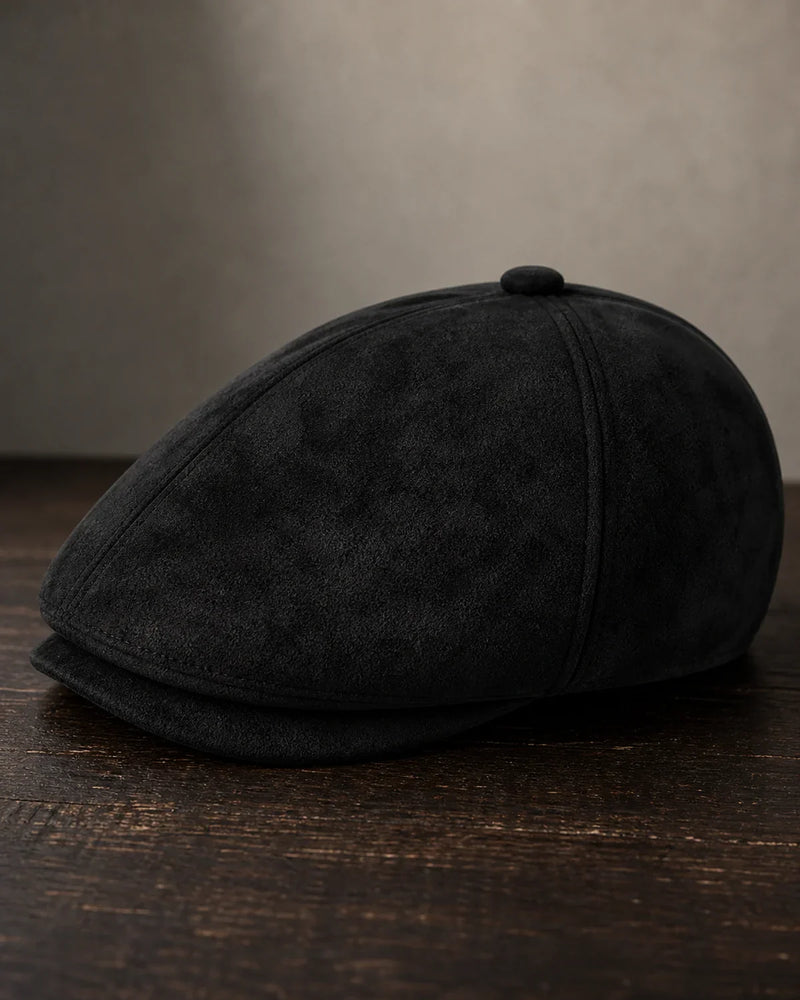 Detalhe da textura aveludada e costura da Boina Masculina Inglesa Couro Vegan Black