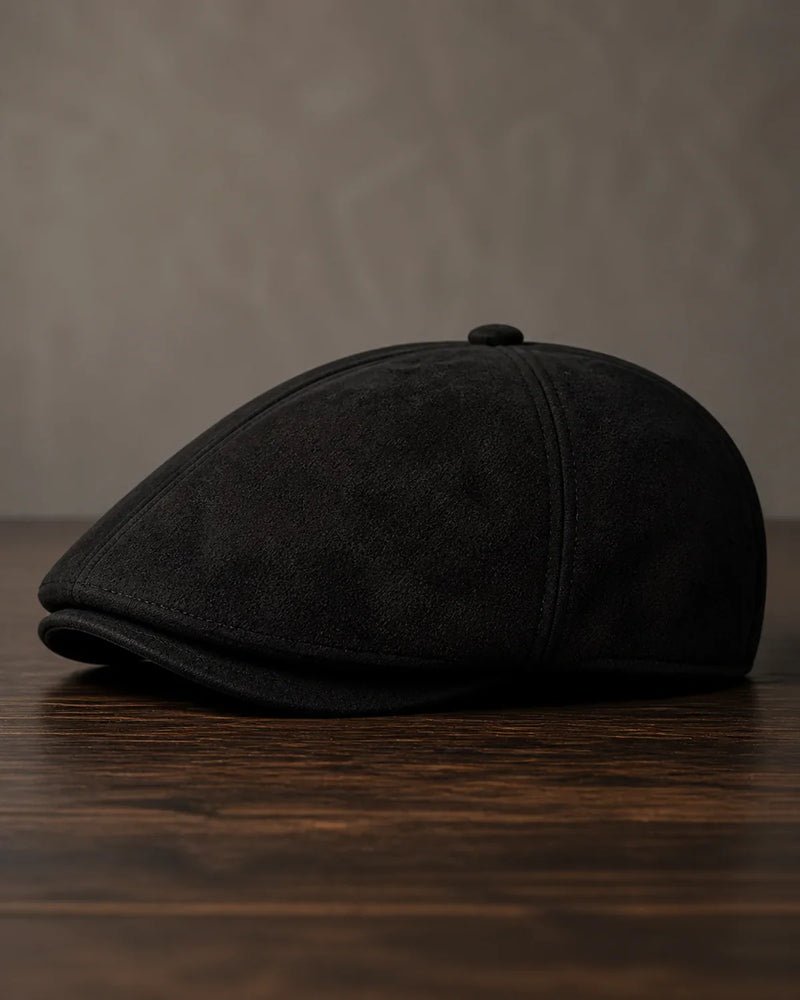 Detalhe da aba e perfil da Boina Masculina Inglesa Couro Vegan Black