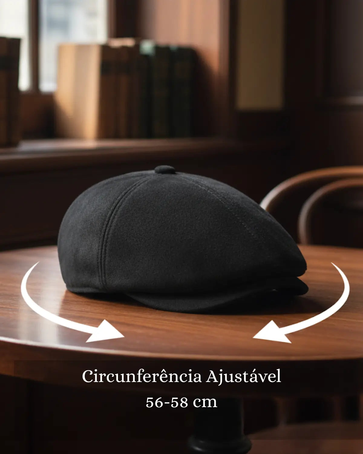 Boina inglesa preta couro vegano sobre mesa de madeira, destacando circunferência ajustável 56-58 cm, acessório premium masculino