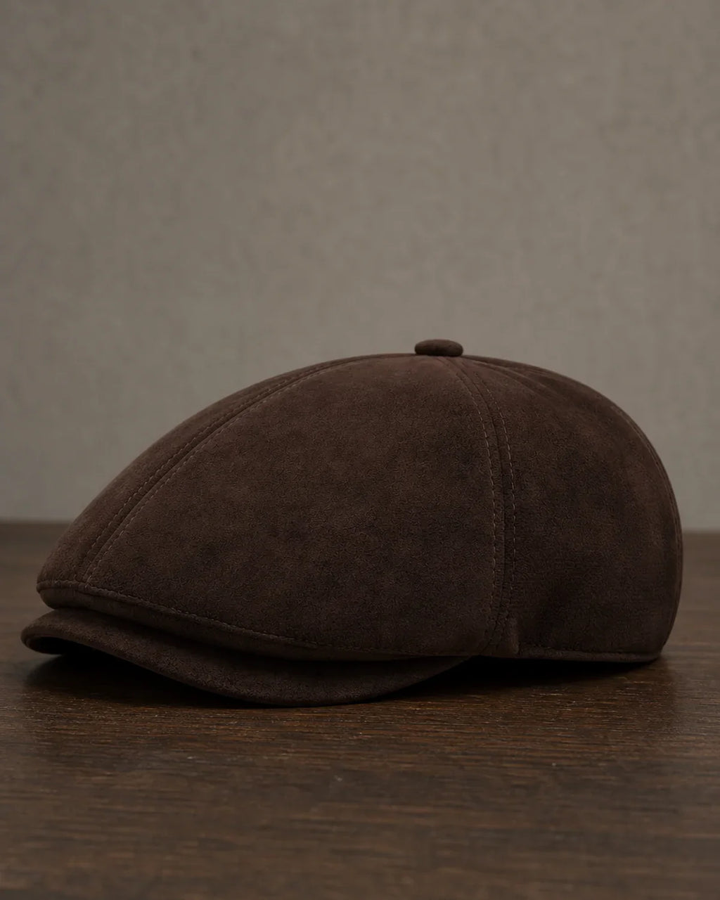 Detalhe da aba e perfil da Boina Masculina Inglesa Couro Vegan Brown