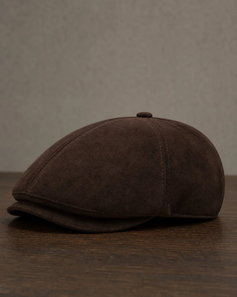 Detalhe da aba e perfil da Boina Masculina Inglesa Couro Vegan Brown