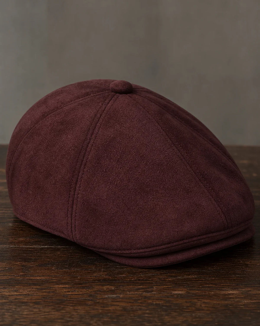 Detalhe da textura aveludada e costura da Boina Masculina Inglesa Couro Vegan Burgundy