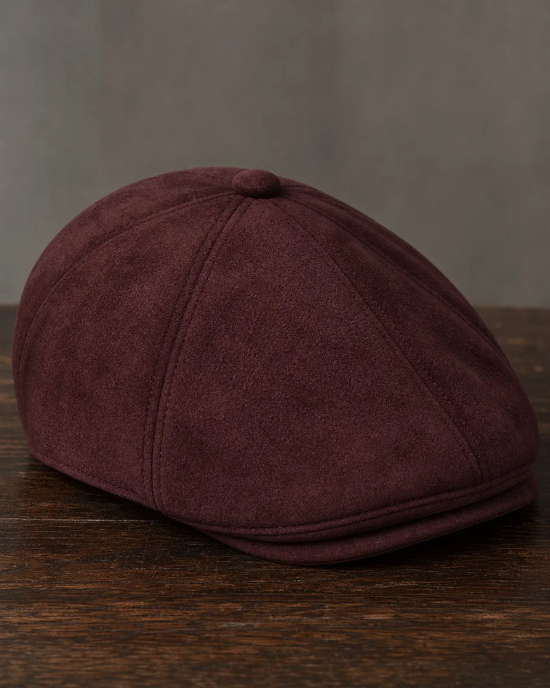 Detalhe da textura aveludada e costura da Boina Masculina Inglesa Couro Vegan Burgundy